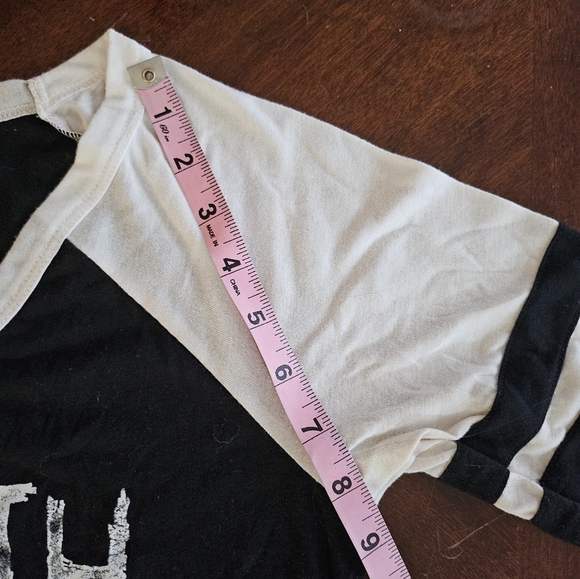 Stranded SM "I'm With Creepy" Black & White V-Neck Raglan T-shirt - Picture 11 of 13